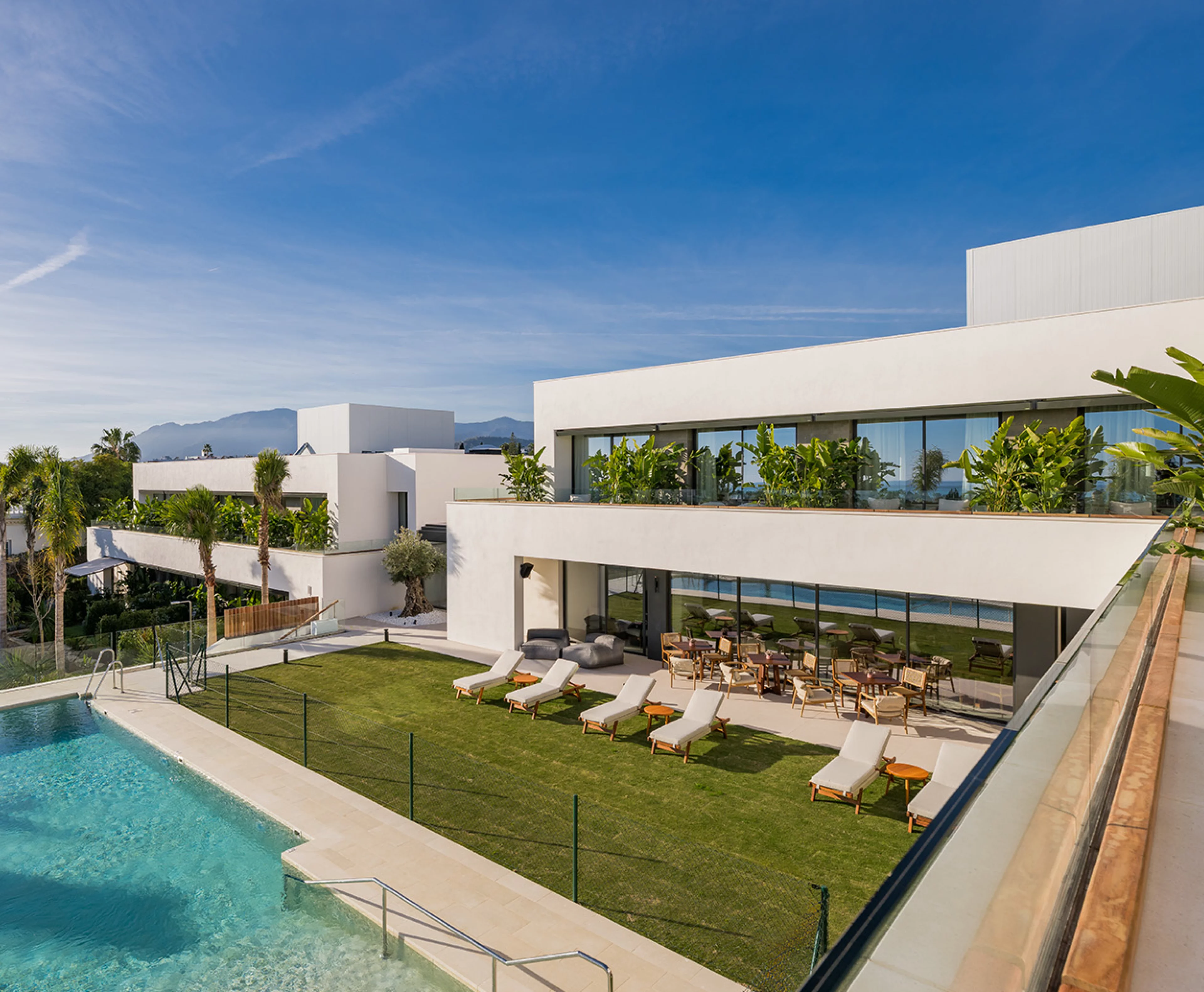 Vista exterior del centro de recuperación Naghoi, con arquitectura moderna, jardines y piscina diseñada para una recuperación reparadora.