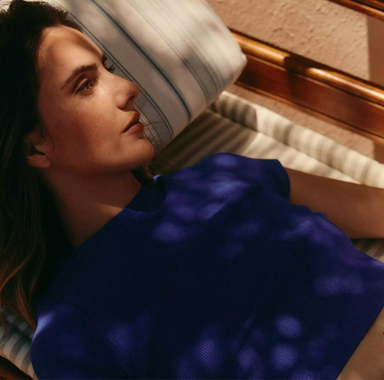 Persona descansando en una tumbona, símbolo de calma y recuperación.