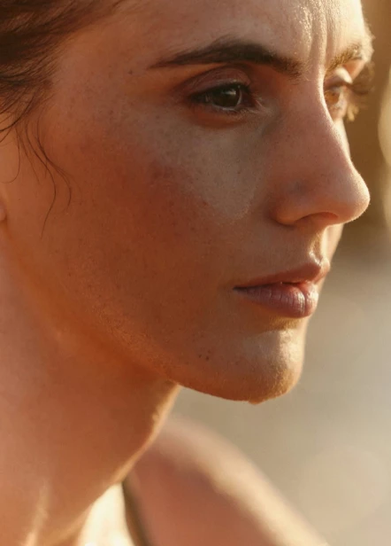 Persona arrojando agua en su rostro, simbolizando frescura y nutrición.