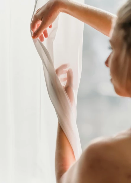 Mano sosteniendo un objeto pequeño dentro de un coche, sugiriendo cuidado, sencillez y comodidad.