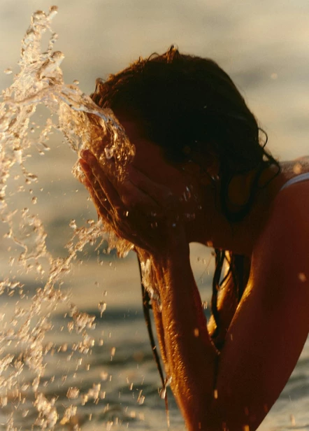 Dos personas tomándose suavemente de las manos, representando apoyo emocional y bienestar.