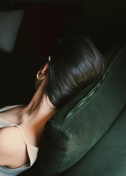 Primer plano de una persona pensativa, evocando descanso reparador y sanación.