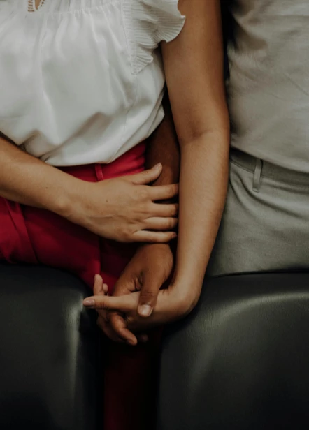 Manos escribiendo en un portátil, simbolizando el apoyo atento disponible día y noche.