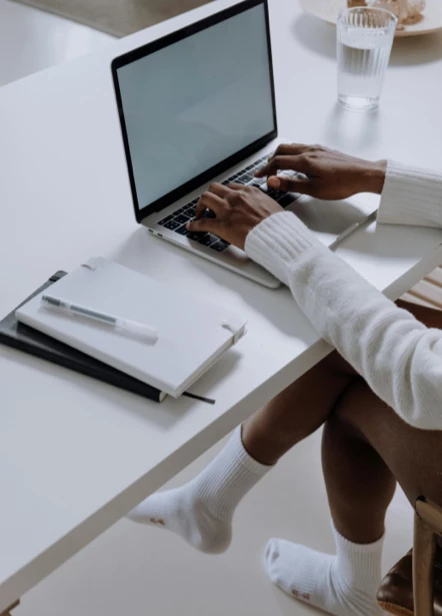 Persona recostada en un espacio tranquilo, representando confort, conectividad y control.