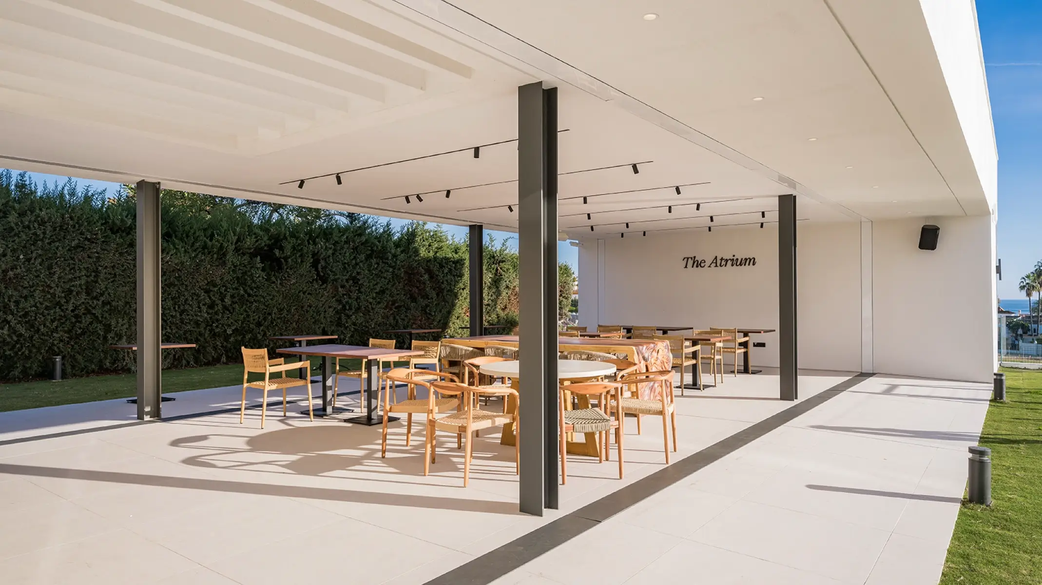 El Atrio en Naghoi — terraza cubierta para comer al aire libre con vistas al mar, centro de recuperación postoperatoria en la Costa del Sol.